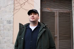 "MUŽ NAŠE PEVAČICE GODINAMA DOVODI TRANSVESTITE NA JAHTU, NE ZNAM KAKO BI PROŠAO DA SE SAZNA" Voditelj Pinka progovorio o aferi koja trese Srbiju